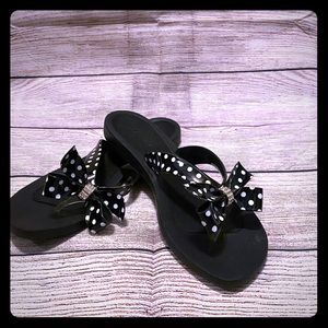 𝑮𝒖𝒆𝒔𝒔:Black/White poke-a-dot bling flip flops